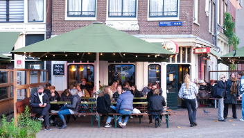 Een caféterras begin december in Amsterdam.