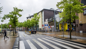 Het Gedempte Zuiderdiep in Groningen, waaraan één van de gemeentekantoren staat die op vrijdagen dicht blijven.