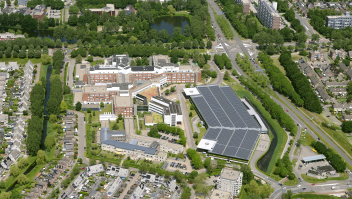 Een luchtfoto van Ede, met zonnepanelen zichtbaar op het ziekenhuis Gelderse Vallei. 