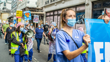 Britse zorgmedewerkers staken voor loonsverhoging - september 2020, London, UK