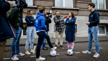 Politieke jongeren spreken minister Helder aan op het WK in Qatar.