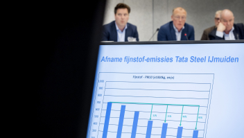 Bestuurder Marco Workel (m) van Tata Steel en topman Hans van den Berg (r) geven in de Tweede Kamer uitleg over de uitstoot door het bedrijf in de regio IJmond.