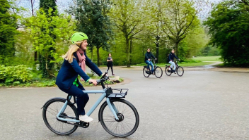 Wethouder Melanie van der Horst fietsend tijdens het experiment