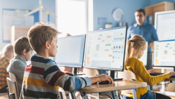 Kinderen achter de computer in een schoolklas