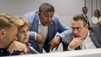 Gemeenteraadsleden Ralf Sluijs, Rita Verdonk, Rachid Guernaoui en Richard de Mos (Hart voor Den Haag) tijdens een schorsing van de raadsvergadering donderdag.