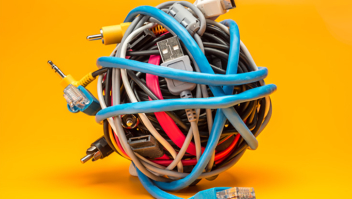 Computer kabels op een bol