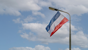 Omgekeerde Nederlandse vlag aan lantaarnpaal