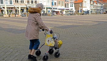 Een vrouw met een rollator op de markt. Bron: Van Rijn photography / Shutterstock
