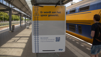 Amsterdam station met bord Er wordt aan het spoor gewerkt