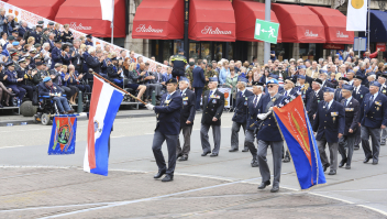 Nederlandse veteranen lopen mee in de jaarlijkse optocht op veteranendag in Den Haag