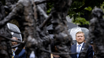 Koning Willem-Alexander voor het slavernijmonument in Amsterdam