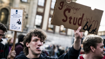 Studenten protesteren op de Grote Markt in Groningen voor de energietoeslag. Zij willen aanspraak kunnen maken op de eenmalige energiecompensatie van het kabinet van 1300 euro. Foto: Siese Veenstra (ANP)
