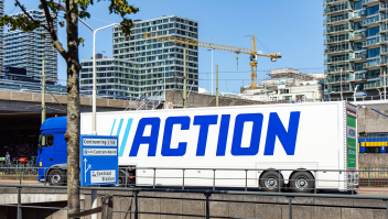 Een vrachtwagen rijdt eind augustus richting het centrum van Den Haag.