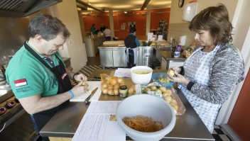 Vrijwilligers koken een maaltijd voor ouderen in het kader van Welzijn op Recept. Foto: Bert Spiertz (ANP)