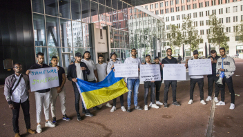 Demonstratie van derdelanders in Den Haag. Net als andere Oekraïense ontheemden willen ook zij een verblijfsvergunning. De meesten studeerden of werkten in Oekraïne. Foto: Arie Kievit (ANP)