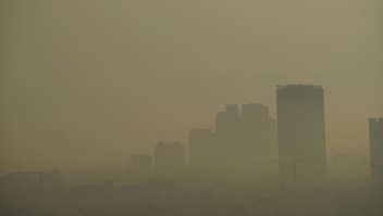 Jakarta baadt in de smog.