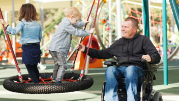 Een vader met een beperking speelt met zijn dochter en zoon. Bron: Shutterstock