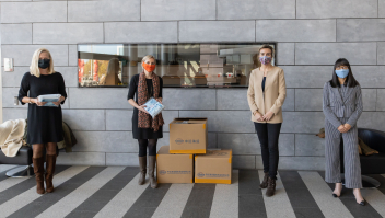 Tijdens de coronapandemie kreeg de gemeente Maastricht meerdere keren een donatie van duizenden medische mondmaskers van haar Chinese zusterstad Chengdu. 