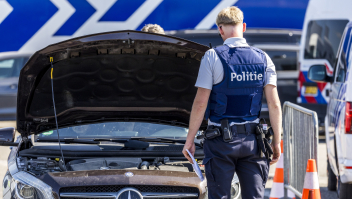 Belgische politie afgelopen juni tijdens een internationale controleactie net over de grens met Nederland. Politiemensen uit Nederland, België en Luxemburg onderwierpen automobilisten aan uitgebreide controles gericht op drugshandel.