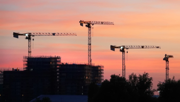 De silhouetten van bouwkranen in Zaandam, begin september 2023.