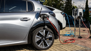 Elektrische auto’s aan de laadpaal in Hardinxveld.