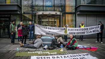 Actievoerders van Extinction Rebellion demonstreren tegen de bouw van een datacentrum bij Zeewolde. Foto: Bart Maat (ANP)