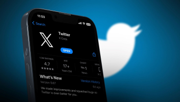 Smartphone met app X, voorheen Twitter en oude logo op achtergrond