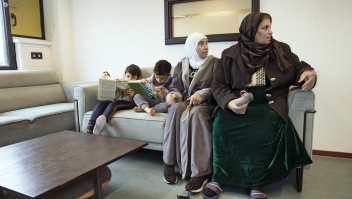 Syrische vrouwen in de wachtruimte van de medische post bij de noodopvang in Oss.