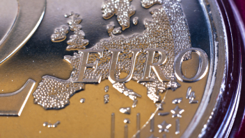 Close up van euromunt met kaart europa