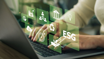 Laptop met symbolen voor duurzaamheid en ESG-doelen