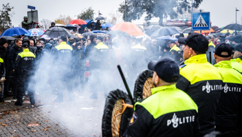 De politie houdt tegenstanders van KOPZ tegen in De Lier