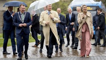 Koningspaar bezoekt aan de hand van burgemeester Schrier de nieuwe zorgwijk op Vlieland