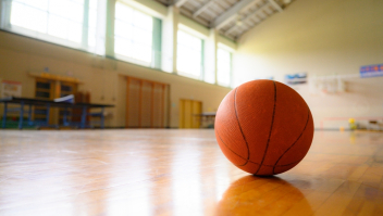 Basketbal gymzaal shutterstock