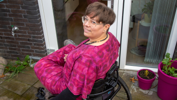 Maranke Wieringa in rolstoel in haar tuin