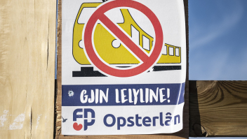 Een verkiezingsposter vorig jaar van de Fryske Nasjonale Partij tégen de Lelylijn.