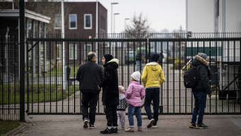 Asielzoekers komen aan bij het aanmeldcentrum in Ter Apel