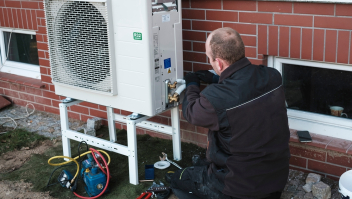 Man plaatst warmtepomp