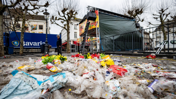 Afval op straat in het centrum van Maastricht, als herinnering aan het gevierde Carnaval.