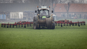 Een boer rijdt mest uit op het land, in de gemeente Midden-Delfland in Zuid-Holland.