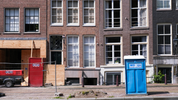 Een verzakt pand in de binnenstad van Amsterdam.