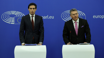 Eurocommissaris Wopke Hoekstra dinsdag in Straatsburg, tijdens een persconferentie samen met vice-voorzitter van de Europese Commissie Maros Sefcovic.
