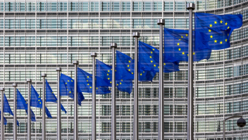 Vlaggen EU wapperen voor gebouw Europese Commissie