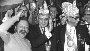 Geertsema ontvangt als minister de hoogste carnavalsonderscheiding van de Haagse Prins Carnaval Bob de Eerste (1972). Foto: Ton Schutz (ANP)