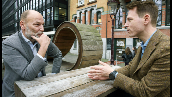De Amsterdamse wethouder Rutger Groot ­Wassink (links) en de Rotterdamse wethouder Tim Versnel in debat. Foto: Sake Rijpkema