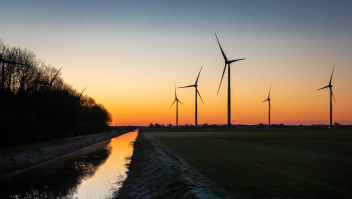 Windturbines bij het Ommerkanaal in Overijssel.
