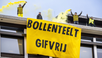 Protest op het dak van het Drentse provinciehuis tegen gebruik gif in bollenteelt