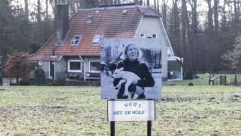 Protestbord in een veld op de Veluwe bij Apeldoorn, eind 2022.