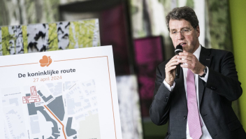 Burgemeester Eric van Oosterhout (PvdA) tijdens de bekendmaking van de route voor Koningsdag. Koning Willem-Alexander viert zijn verjaardag dit jaar in Emmen