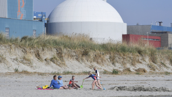 Mensen op het strand in de buurt van de kerncentrale in de gemeente Borsele.