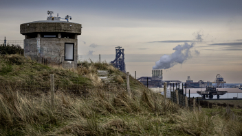 Meetapparatuur op een oude Duitse uitkijktoren in de duinen bij Wijk aan Zee. De metingen worden gedaan door Greenpeace en stichting Frisse Wind om de vervuiling van het nabij gelegen terrein van Staalfabriek Tata Steel in IJmuiden te onderzoeken.